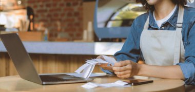 Mali zorluklar ve Coperid-19 kilitlenmesi sırasında küçük işletmelerin sorunları. Milenyum Afrikalı Amerikalı önlüklü kadın yönetici Kafe, Panorama, kırpılmış