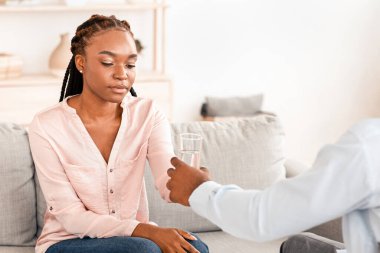 Psikoterapi seansı sırasında afro-amerikan bayanın moralini bozan psikoterapist, bir bardak su veren, zihinsel sorunları olan genç siyahi bir kadının danışmanlık ofisinde oturması, bedava alan...