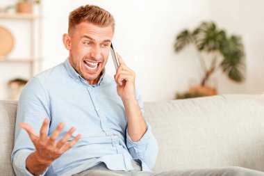 Çatışma ve stres kavramı. Sinirli adam cep telefonuyla konuşuyor, bağırıyor, koltukta oturuyor, el kol hareketi yapıyor, fotokopi çekiyor. Servisle gergin bir konuşma yapan çılgın müşteri.