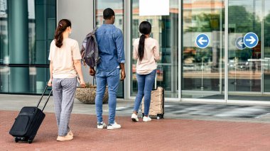 Havalimanı yolcuları, Covid-19 yönetmelikleri uyarınca sosyal uzaklık kurallarıyla terminale giriş kuyruğunda bekliyor.