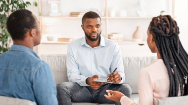 Profesyonel Evlilik Danışmanı Ofisindeki Terapi Seansı sırasında Siyahi Milenyum Çifti Dinleme Sorunları, Genç Afrikalı Eşlerin İlişki Krizi, Psikologdaki Seçici Odaklanma