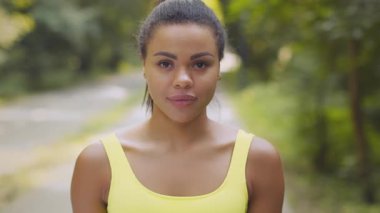 Afrika kökenli Amerikalı bir kadın, sağlıklı bir yaşam tarzını vurgulayarak, açık havada koşuya çıkar..