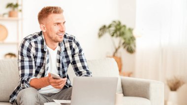 İçişleri Bakanlığı. Akıllı telefonu tutan, dizüstü bilgisayar kullanan, hayal kuran ve fotokopi çeken mutlu bir adam. Uzaktan çalışan ve iş ve geleceği düşünen başarılı bir profesyonel.