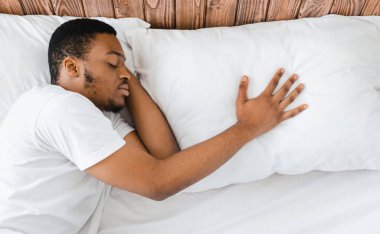 Ayrıldıktan sonra tek başına uyuyan, yatakta uzanan, yastığa dokunan evde boşandıktan sonra yalnızlık çeken yalnız bir Afrikalı Amerikalı. İlişkinin Sonu, Ayrılma Konsepti. Görünümün Üzerinde