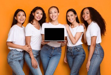 Beş Çok Kültürlü Kadın Laptop Boş Ekranı Gösteriyor Sarı Stüdyo Arkaplanının Üzerinde Duran, Kameraya Gülümseyen Web Sitesi. Birlikte Bilgisayar Pozisyonu Gösteren Kadınlar Grubu. Model