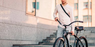 Ofise ve şehirdeki modern işçilere kadar. Spor, fiziksel aktif ve sağlıklı yaşam tarzı. Gerçekten çekici bir milenyum insanı hippi menajeri şık kıyafetler içinde şehir merdivenlerinde bisiklet taşıyor.