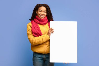 Kış Teklifi. Neşeli Siyah Kız Boş Posterini Tutuyor Mor Stüdyo Arkaplanının Başında Duran Atkı ve Atkı Giyen Mesajının Reklamı
