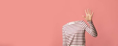 Bu kolaj, başını göstermeden çeşitli yaşam tarzı aktivitelerine girişen bireyleri tasvir eder. Pembe arka plan, geniş bir boşluk yaratarak, izole ama canlı bir atmosfer yaratıyor..