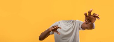 Yaratıcı bir tasvir, kafasız bir adamın ellerini uzattığını gösteriyor. Kolaj, parlak bir zemin üzerine kurulmuş yaşam tarzını ve izolasyonu ön plana çıkarıyor..