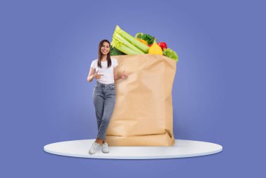 Bir müşteri, içi taze ürünlerle dolu büyük bir alışveriş poşetinin yanında duruyor. Bu sahne yeni market alışverişini yansıtıyor. Rahatlık ve sağlıklı tercihler üzerine odaklanarak..