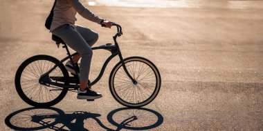 Şehir tarzı ve modern ulaşım. Genç stil sahibi işadamı işe bisikletle, yan gözle, kırpılarak, kopyalayarak gidiyor.