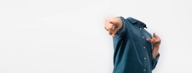 Bu eşsiz kolajda, kafasız figür boş bir arkaplan karşısında çeşitli aktivitelere katılıyor. Konferansta, net kimlikler olmaksızın hareket ve ifadelerin vurgulandığı yaşam tarzı unsurları üzerinde duruluyor..