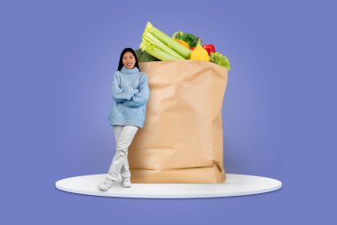 Bir müşteri taze yiyeceklerle dolu büyük bir kese kağıdının yanında duruyor. Bu sahnede evden yiyecek alışverişinin giderek artan eğilimi vurgulanıyor, kolaylık ve güvenlik vurgulanıyor.