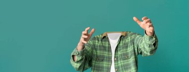 Canlı ve sade bir arkaplana karşı uzanan, başsız, eşsiz bir görsel gösteri. Bu sanatsal tasvir, jestler ve hareketler üzerine ilgi çekici bir odak noktası oluşturuyor..