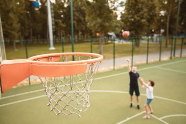 Gol atıyor. Adam top oynuyor, oğluyla basketbol oynuyor, potaya odaklanıyor, geçmişi bulanık.