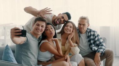 Beş farklı arkadaş eğlenceli bir gün için evde toplanıyor, kahkahalarınızı ve neşeli selfielerinizi paylaşıyorlar. Rahat bir atmosferde kalıcı anılar yaratırken birbirlerine eşlik etmekten hoşlanırlar..