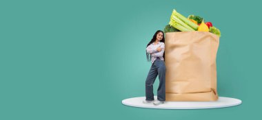 Taze yiyeceklerle dolu büyük bir kese kağıdının yanında bir müşteri duruyor. Satın almasından memnun görünüyor. Modern bir pazar ortamında yeni alışveriş alışkanlıklarını simgeliyor..