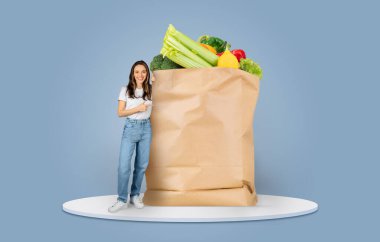 Bir müşteri taze sebze ve meyvelerle dolu büyük bir kesekağıdının yanında duruyor. Alışveriş deneyimi, market alışverişinin ve teslimatın yeni normalini vurguluyor.