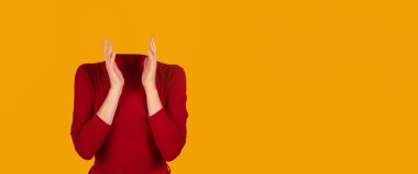 Kafası olmayan biri ellerini çırpıyor, uzun kollu kırmızı bir bluz giyiyor. Parlak sarı arka plan modern bir kolaj için münasip izole ve sanatsal bir etki yaratır..