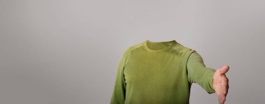 Başsız bir figür açık bir elle uzanır ve gerçek üstü bir bağlantı temsili yaratır. İzole edilmiş arka plan, yaşam tarzı ve etkileşime vurgu yaparak merakı uyandırır..