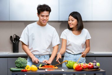 Asyalı Çiftler Mutfakta Mutfakta Mutfakta Yemek Pişiriyor Dijital Tablet Hazırlıyor Çevrimiçi Yemek Tarifleri Uygulamalarıyla Modern Mutfakta Birlikte Duruyorlar. Sağlıklı Beslenme, Yemek Hazırlama ve Yemek Tarifleri