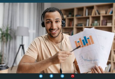 Memleketten iş arkadaşlarıyla telekonferans yapan mutlu Arap işadamı, şirketin mali raporlarını grafikler ve grafiklerle gösteriyor, POV ekran görüntüsü, kolaj