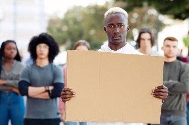 Mesajlar ve sloganlar için boş afro-amerikan adam. Genç çok ırklı protestocuların lideri. Uluslararası göstericiler ırkçılığa karşı mücadele ediyor, sokakta duruyorlar.