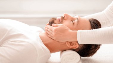 Orta yaşlı bir adam spa salonuna gidiyor. Yaşlanma karşıtı yüz masajı yaptırıyor. Tanınmayan kozmetolojist sakallı adamın çenesine masaj yapıyor, kaldırma prosedürleri uyguluyor. Erkek kozmetoloji kavramı