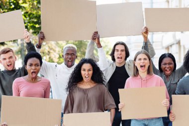 Öfkeli mutirırkçı göstericiler, ellerinde boş pankartlarla sokaklarda protesto gösterileri düzenliyorlar. Uluslararası göstericiler ırkçılığa karşı mücadele ediyor, kentin etrafında yürüyor, sloganlar atıyorlar.