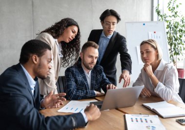 Takım çalışması. Birleşmiş İş Ekibi, Modern Ofis 'te şirket toplantısı sırasında dizüstü bilgisayarda birlikte çalışıyor. İş Arkadaşları Birliği, Çeşitli Meslektaşlar Proje, Personel İşbirliği ve İşbirliği 'nde Çalışıyor
