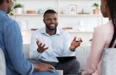 Aile psikoterapisi. Dost canlısı Siyahi Terapist Ofisinde Afrikalı Amerikalı Çifte Danışmanlık Yapan Seçici Danışman