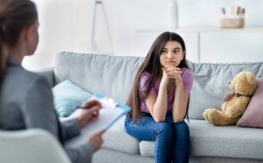 Kadın psikolog, ofisteki depresyondaki Hintli genç kıza danışmanlık yapıyor. Üzgün gençlerle çalışan, zihinsel sorunlara yardım eden, klinikte akıl hastalıklarını ya da nevrozları tedavi eden danışman