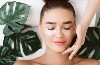 Göz bantlı Kadın, Spa Merkezi 'nde Yaprakları Yakın, Üst Görünüm