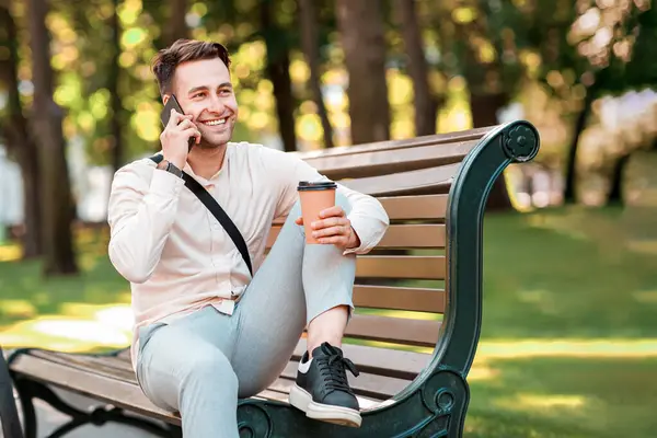 İş yerinde öğle yemeği molası. Fincandan kahve içmek ve sonbaharda bisikletle parkta bankta cep telefonuyla konuşmak.