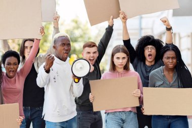Boş pankartlı öfkeli çok ırklı öğrenciler grev ya da sokakta gösteri yapıyorlar. Motive olmuş Afro-Amerikalı hoparlörlü adam dışarıda kalabalığın önünde sloganlar atıyor.