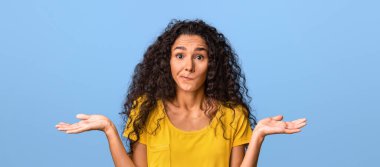 - Bilmiyorum. - Neden? Güzel Esmer Kadın 'ın Omuzlarını Omuzlarını silktiği ve Mor Stüdyo Arkaplanı için Dudak Isırdığı şüpheli.