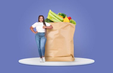 Bir müşteri taze sebze ve meyvelerle dolu büyük bir kesekağıdının yanında duruyor. Arkaplanda, tüketici alışkanlıklarının değiştiği bir dönemde market alışverişinin yeni normali vurgulanıyor.