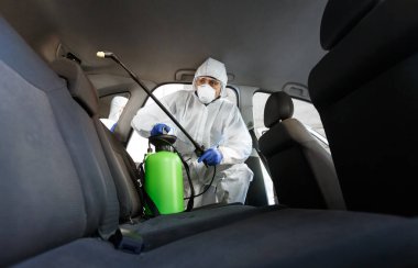 Coronavirus Hazmat 'ta araba koltuklarının sıcak buhar dezenfeksiyonu, metin için boşluk kopyala