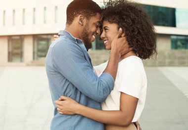 Gitmeme asla izin verme. Çift zevk tarih, şehirde yürüyüş, yan görünüm