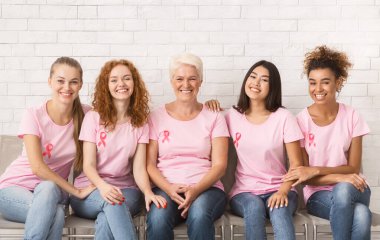 Pembe Meme Kanseri T-Shirt Kanepede Kapalı Oturan Sarılma Pozitif Çeşitli Kadınlar. Destek Grubu Kavramı