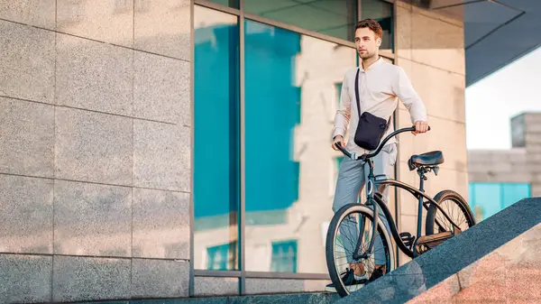 Çevre taşımacılığı üzerinde çalışmaya gidiyorum. Havalı hipster merdivenlerden bisikletle iniyor, dışarıda, boşluğu kopyalıyor.