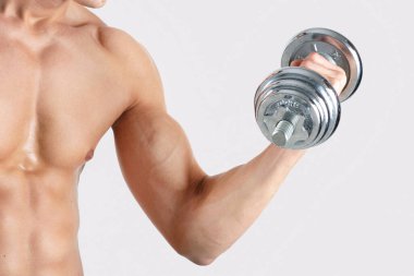 Işık stüdyosunun arka planında seksi vücut kaldıran güçlü milenyum sporcusu görüntüsü, kopyalama alanı. Ağırlıklarla çalışan kaslı vücut geliştirici. Güç antrenmanı yapıyor.