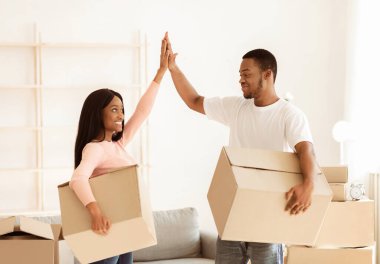 Taşındıkları gün kiralık evlerinde kutularla birbirlerine beşlik çakan genç siyah bir çift. Afro-Amerikalı kadın ve mutlu erkek arkadaşı yeni evlerinde eşyaları var.