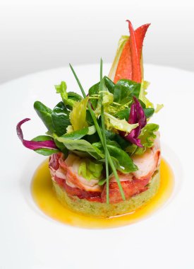 Seçkin Restoran gıda, haute cuisine. Et iştah açıcı closeup beyaz tepside yengeç. Deniz ürünleri incelik