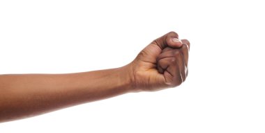 Sayma, saldırganlık, cesur konsept. Siyah kadın yumruk, sıkıştırılmış el, beyaz arka plan üzerinde izole.