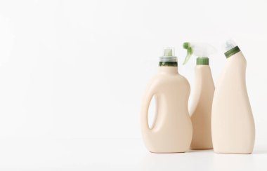 Beyaz arka planda plastik şişe ambalajı ve temizlik deterjanı eko tasarımı, kopyalama alanı