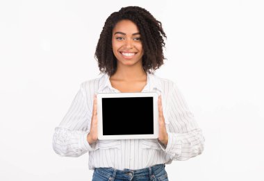 Tablet Uygulama Reklamcılığı. Stüdyoda beyaz arka planda boş bilgisayar ekranı gösteren siyah bir kadın. Boş alan, maket