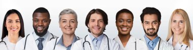 Karışık Doktorlar Portre Kolajı. Çok kültürlü tıp çalışanları, doktorlar ve hemşireler beyaz arka plandaki kameraya gülümsüyor ve üniforma giyiyor. Doktor Kariyeri Konsepti. Vesikalıklar hazır, Panorama