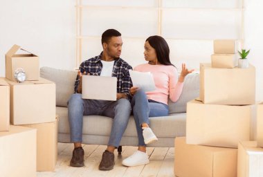 Millennial 'daki adam ve karısı ev satın alma belgelerinde hata buldular ve dizüstü bilgisayardaki emlak şirketine şikayette bulundular. Ev kiralama sorunu yaşayan üzgün genç bir çift.