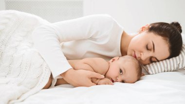 Bebek kendine geldi. Uyku ve panorama, zaten uyan onun sevimli çocuk kucaklayan yorgun anne